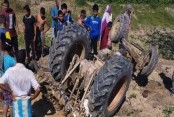 ট্রাক্টরের নিচে চাপা পড়ে চালক গুরুতর আহত
