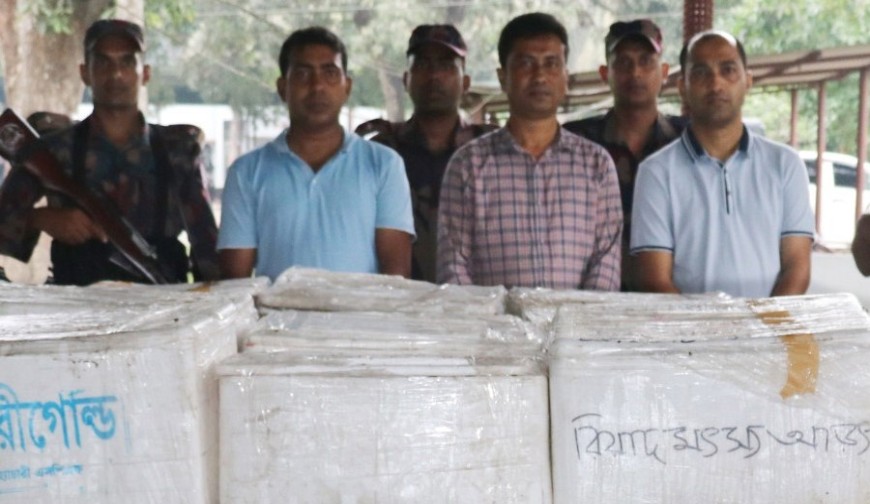 যশোরে বিজিবির অভিযানে ১১লাখ টাকার ১১শ' কেজি জেলি পুশ করা চিংড়ি জব্দ
