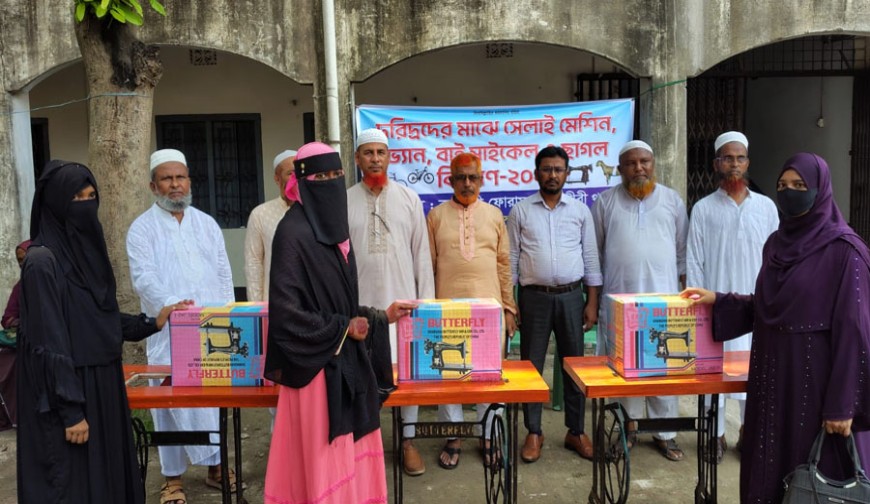 সেলাইমেশিন আর ভ্যানের চাকায় সচল হবে জীবিকা
