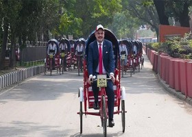 ঢাকার রাস্তায় রিকশাচালক মার্কিন রাষ্ট্রদূত!