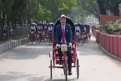 ঢাকার রাস্তায় রিকশাচালক মার্কিন রাষ্ট্রদূত!