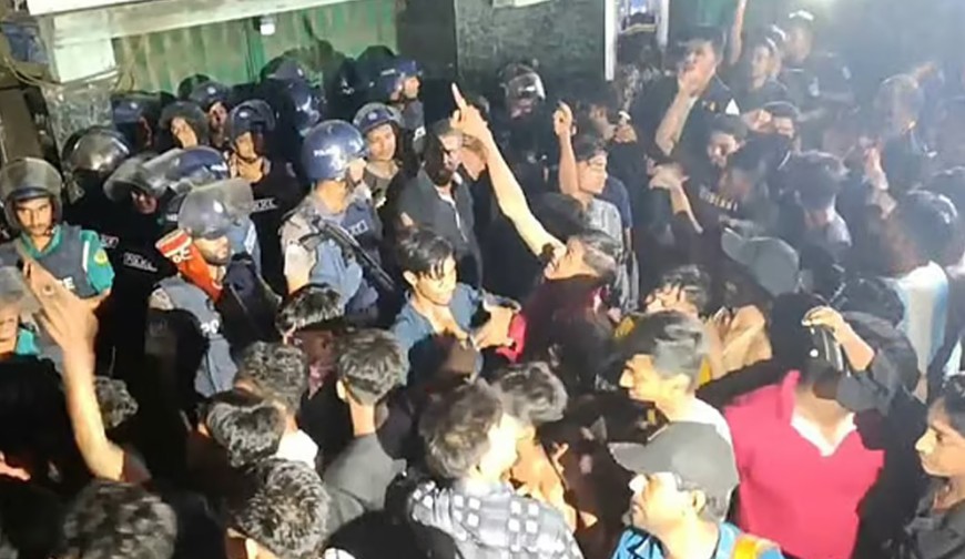 চট্টগ্রামে শিশুকে ধর্ষণচেষ্টায় অভিযুক্ত ব্যক্তিকে নিয়ে ৬ ঘণ্টা অবরুদ্ধ পুলিশ