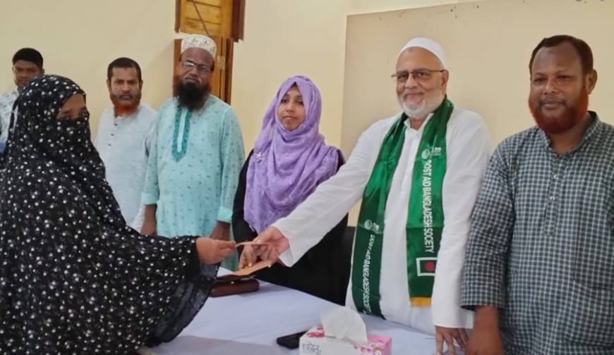 ঝিকরগাছায় দুস্থদের মাঝে ঈদ উপহার বিতরণ
