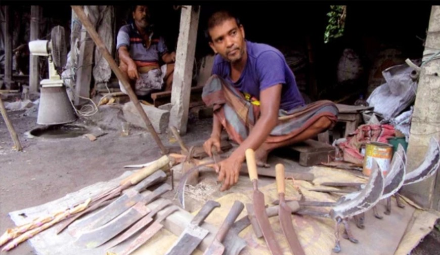 হাতুড়ির ঘায়ে জাগছে রাত: কামারপল্লীতে নেই দম ফেলার ফুরসত