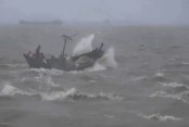 ঝড়ের কবলে মেঘনায় ট্রলারডুবি, নিখোঁজ ৩