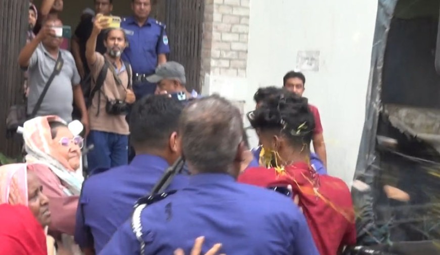 স্ত্রী হত্যায় অভিযুক্ত সুজনকে আদালত প্রাঙ্গণে ডিম নিক্ষেপ ও ফাঁসির দাবিতে বিক্ষোভ