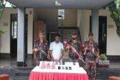 যশোরে বোতল মদ ও মোবাইলসহ ভারতীয় নাগরিক আটক