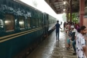 ঝিকরগাছা স্টেশনে বৃষ্টিতে যাত্রী দুর্ভোগ