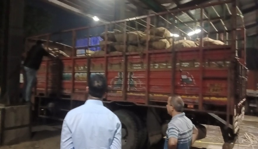 বেনাপোল বন্দরে কাগজপত্রবিহীন ভারতীয় পণ্যবাহী ট্রাক জব্দ