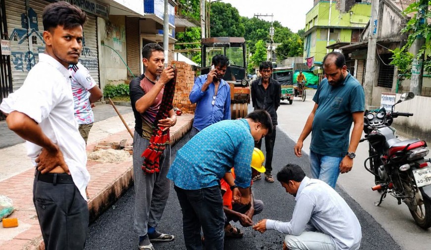 বেনাপোল-বাহাদুরপুর সড়কের কার্পেটিং শুরু, পরিদর্শনে প্রকৌশলী
