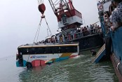 উদ্ধার হলো দৌলতদিয়া ফেরিঘাটে ডুবে যাওয়া বাসটি