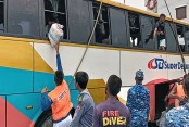 বাস  ডুবি : যাত্রী নামানোর নিয়ম মানায় রক্ষা পেল ৩৭ প্রাণ, ৬ ঘণ্টা পর ফের যানবাহন পারাপার শুরু