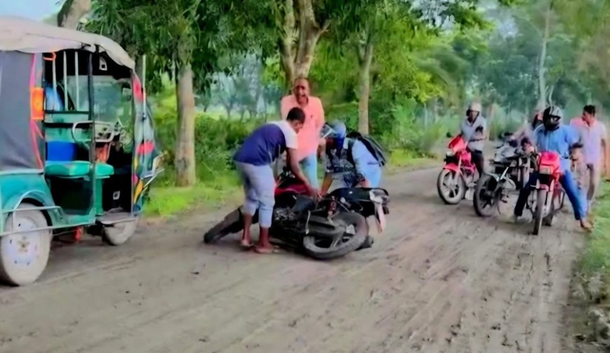 ড্রাম ট্রাকের মাটিতে পিচ্ছিল পথ, কালীগঞ্জের কোলা রোডে এক বেলায় ৩০জন আহত