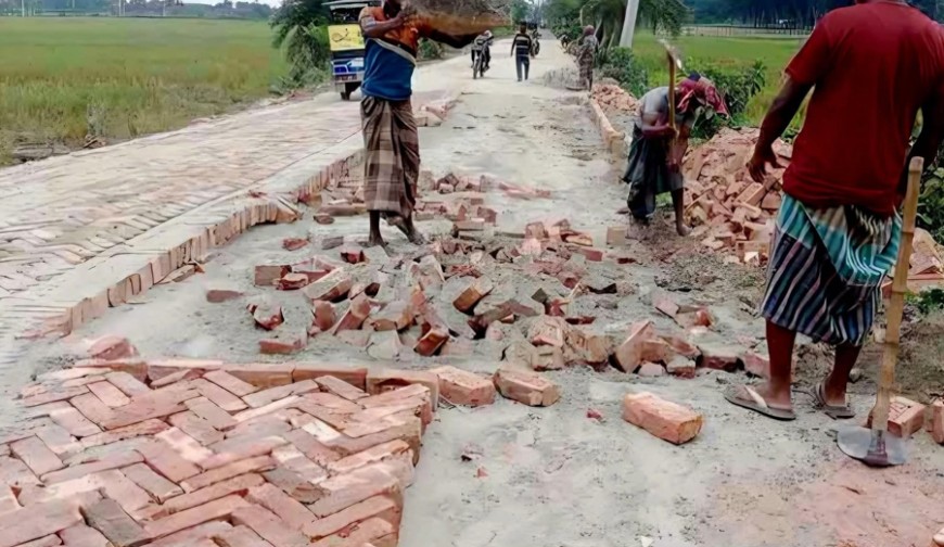 কালীগঞ্জে  পিচ খুঁড়ে ইটের সলিং!