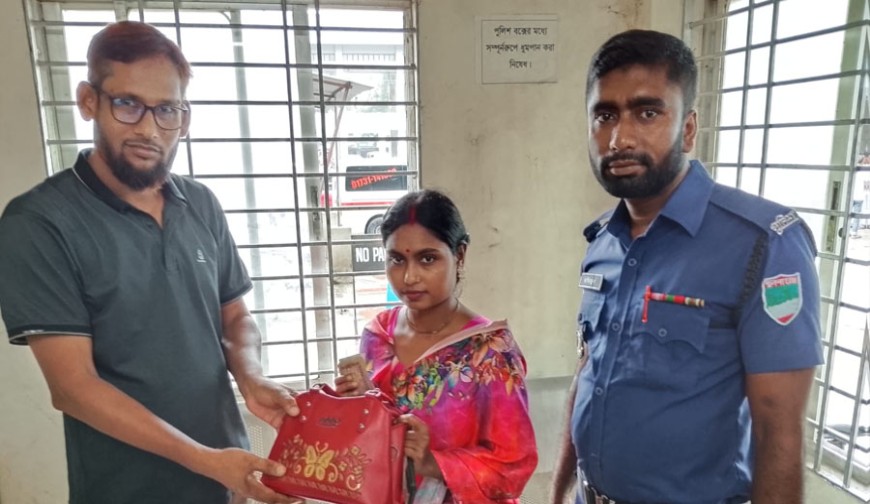 ইজিবাইকে ফেলে যাওয়া টাকা ও স্বর্ণালঙ্কার মালিককে ফিরিয়ে দিল হাসপাতাল পুলিশ