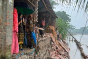 কেশবপুরে নদীর পাড় ধসে ভেঙে পড়েছে ৪টি বসতঘর
