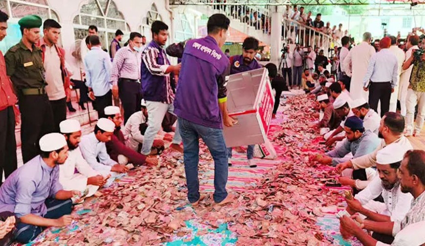 হযরত শাহজালালের মাজারে দ্বিতীয়বার দানবাক্স গণনায় মিললো অর্ধকোটি টাকা