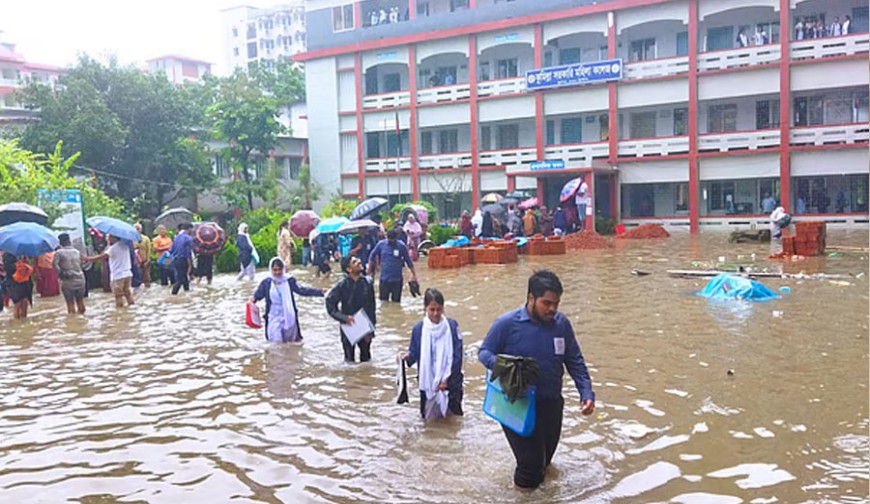 কুমিল্লায় পানির মধ্যে পরীক্ষা