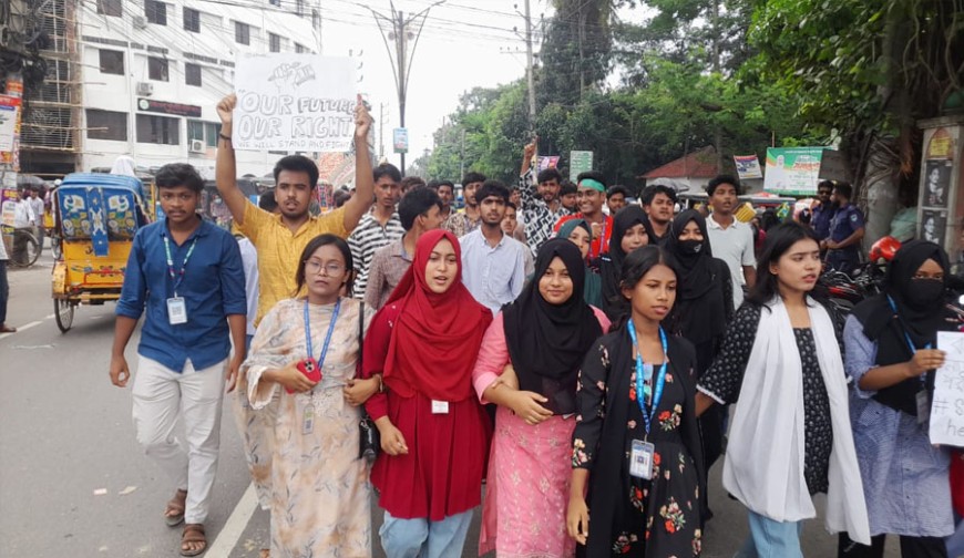 যশোরে শিক্ষার্থীদের বিক্ষোভ