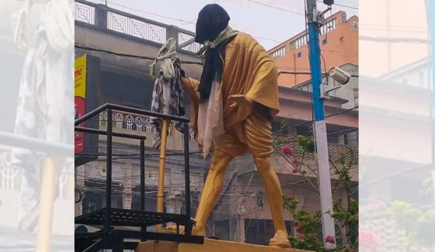 গান্ধীর মূর্তির মুখে কালো কাপড়, উত্তপ্ত পশ্চিমবঙ্গ