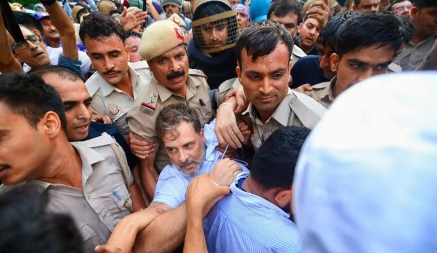 মোদির বাসভবনের সামনে থেকে রাহুল ও প্রিয়াঙ্কা আটক