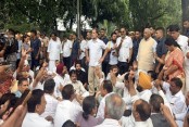 নরেন্দ্র মোদির পদত্যাগ দাবিতে বাসভবনের সামনে কংগ্রেস
