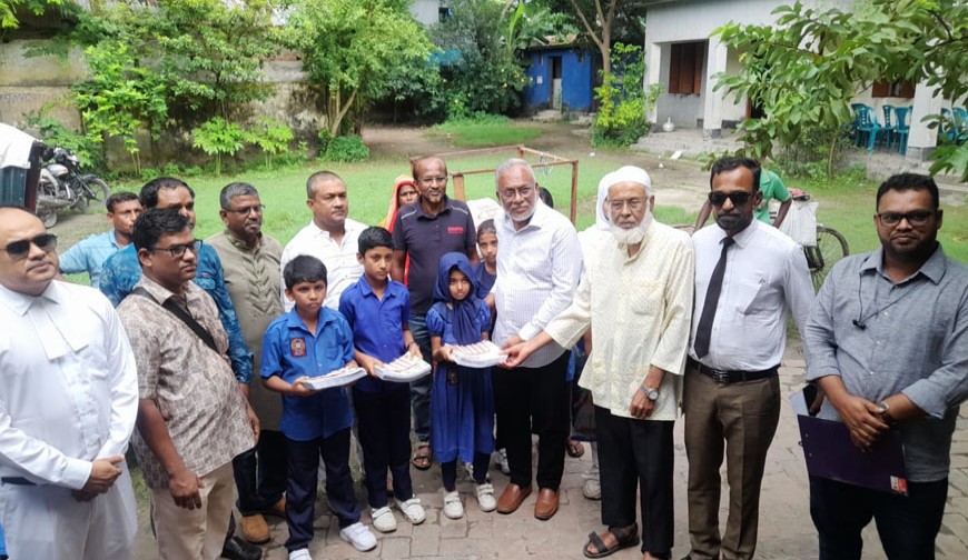 'গড়বো সমাজ কল্যাণ সংস্থার শিক্ষাসামগ্রী বিতরণ