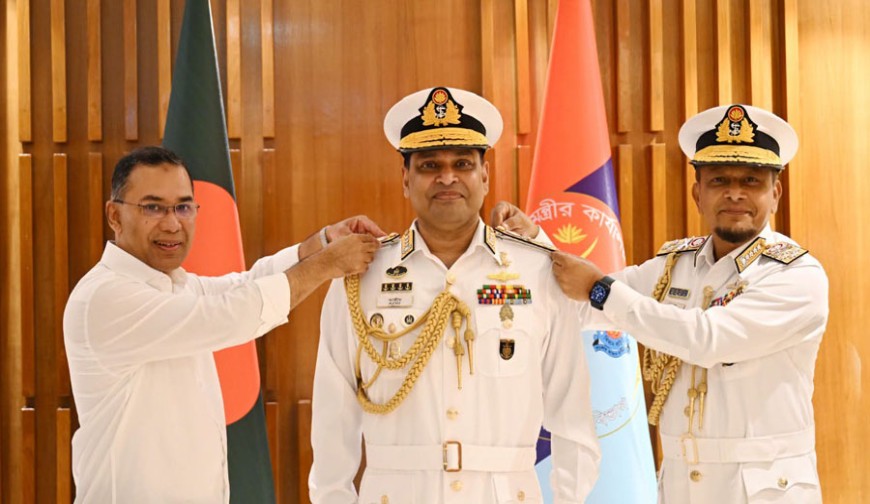 নবনিযুক্ত নৌবাহিনীর প্রধানকে ভাইস অ্যাডমিরাল র‌্যাঙ্ক ব্যাজ পরালেন প্রধানমন্ত্রী