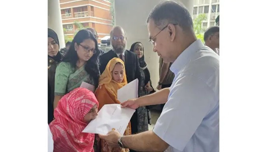 মুখে নিয়োগপত্র নিলেন আয়শা