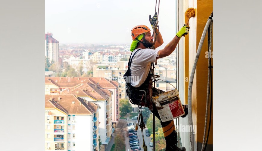 আকাশছোঁয়া দালানে দড়িতে ঝুলে থাকা প্রবাসীর জীবন