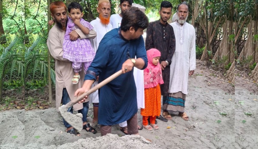 নিজ হাতে বালি ছিটিয়ে কাদা সরালেন তরুন সমাজসেবক শামীম