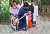 নিজ হাতে বালি ছিটিয়ে কাদা সরালেন তরুন সমাজসেবক শামীম