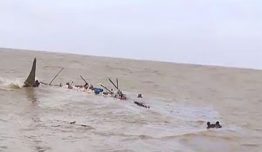 বঙ্গোপসাগরে ট্রলারডুবি: আটজনকে ভাসমান অবস্থায় উদ্ধার, পাঁচজন নিখোঁজ