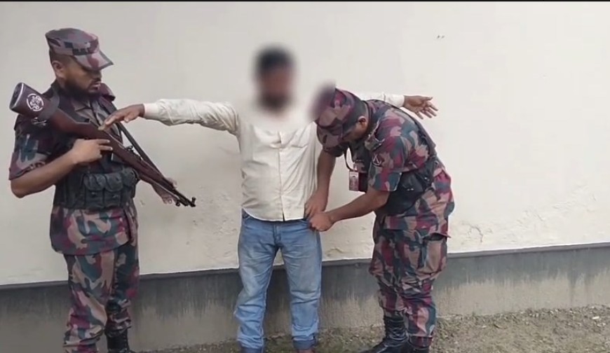 পকেটে ৪৪ লাখ টাকার সোনার বার নিয়ে দিব্যি চলছিলেন