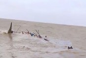 বঙ্গোপসাগরে ট্রলারডুবি: আটজনকে ভাসমান অবস্থায় উদ্ধার, পাঁচজন নিখোঁজ