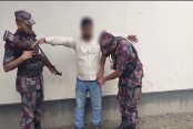 পকেটে ৪৪ লাখ টাকার সোনার বার নিয়ে দিব্যি চলছিলেন