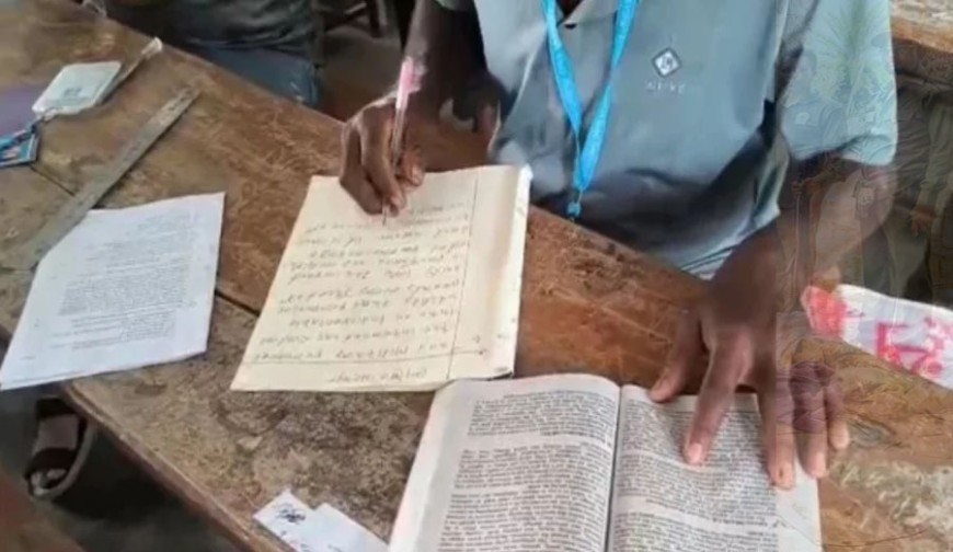 বই খুলে পরীক্ষা, ভিডিও করায় দুই সাংবাদিককে মারধর