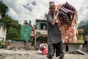 নেপালিরা এখন বন্যায় বিধ্বস্ত, মরদেহে বিপর্যস্ত