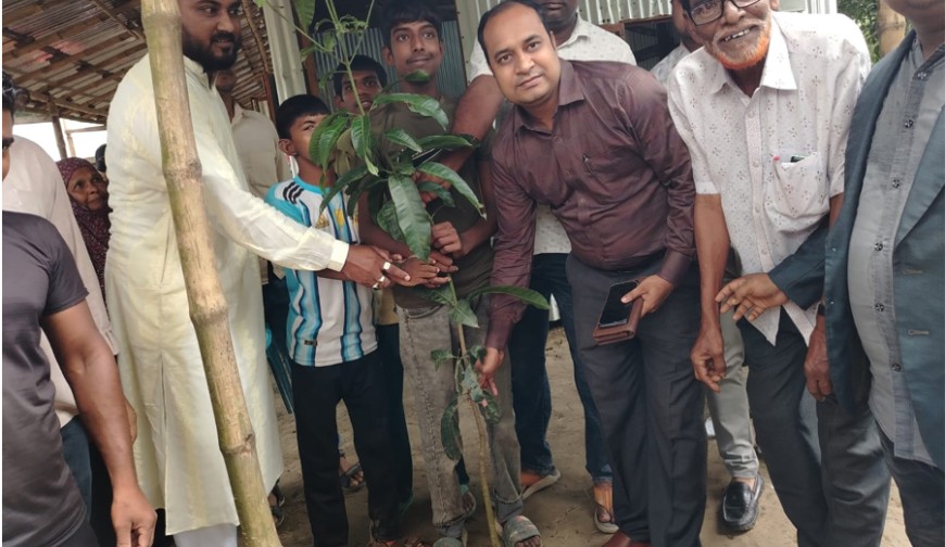 মহেশপুরে কুশাডাঙ্গা প্রতিবন্ধী বিদ্যালয় পরিদর্শন ও চারা বিতরণ করলেন ইউএনও