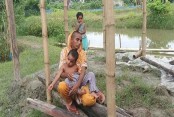 মাথার চুল বিক্রি করে ঘর ভাড়া পরিশোধ, ২ সন্তান নিয়ে রেললাইনে রেহানা