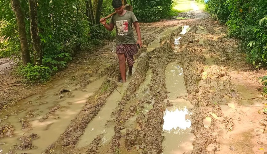 কাদা মাড়িয়েই চলতে হয় পথ, চরম দুর্ভোগে লেবুতলার তিন গ্রামের বাসিন্দারা