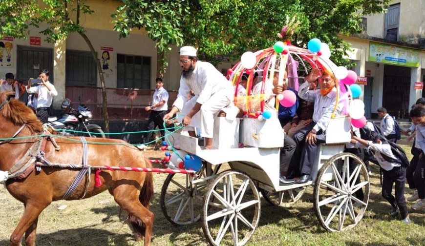 ঘোড়ার গাড়িতে চড়িয়ে  শিক্ষক জাহাঙ্গীর আলমকে বিদায় দিলো মুসলিম একাডেমী