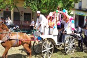 ঘোড়ার গাড়িতে চড়িয়ে  শিক্ষক জাহাঙ্গীর আলমকে বিদায় দিলো মুসলিম একাডেমী
