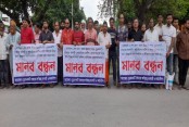 মহাসড়ক নির্মানে ক্ষতিপূরণের দাবিতে ব্যবসায়ীদের মানববন্ধন