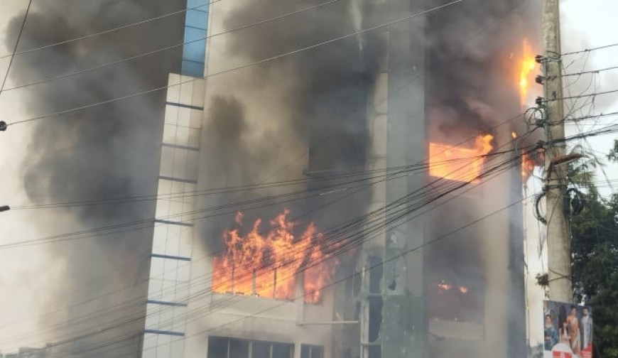 জাবির হোটেলে আগুন, লুটপাট ও হতাহতের আসামীদের সনাক্ত করতে পারেনি পুলিশ