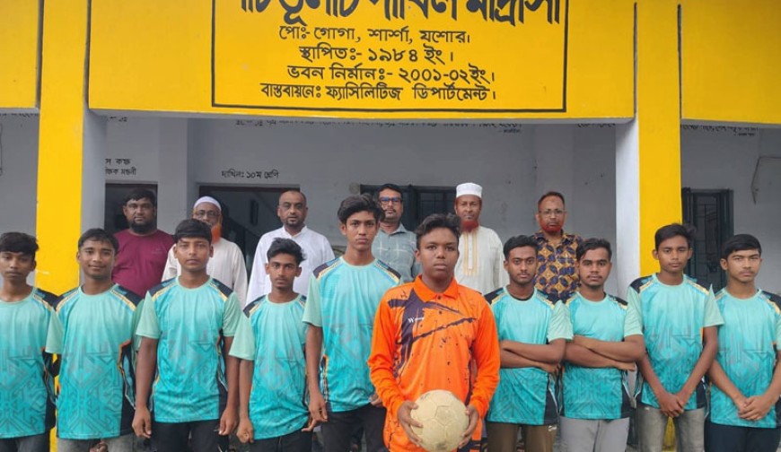 শিক্ষার্থীদের জার্সি-বুট দিলেন মাদ্রাসা সভাপতি