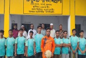 শিক্ষার্থীদের জার্সি-বুট দিলেন মাদ্রাসা সভাপতি