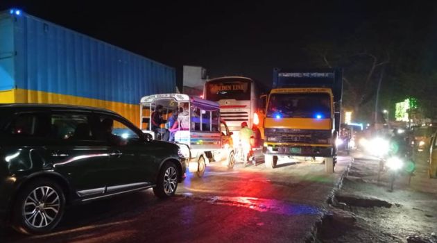 প্রায় ১০ কিলোমিটার বিস্তৃত যানজটে আটকা পড়ে ছোট বড় সব ধরনের যান